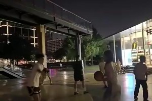 洛里昂vs摩纳哥直播_洛里昂vs摩纳哥免费直播高清_洛里昂vs摩纳哥全场录像别看小姐姐穿连衣裙和拖鞋，看着架势真的会打球！